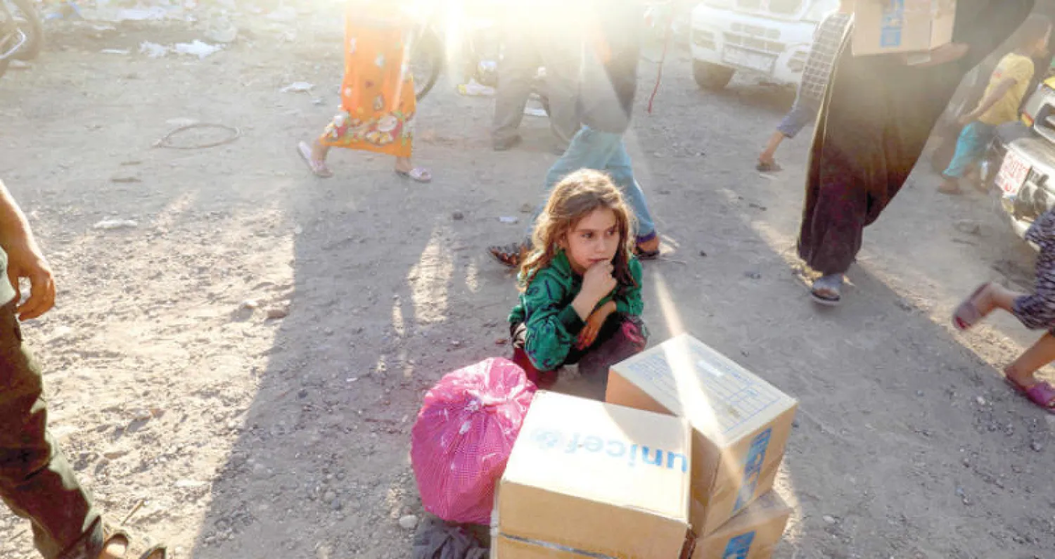 طفلة نزحت من الرقة إلى مخيم في ريف الطبقة (أ.ف.ب)