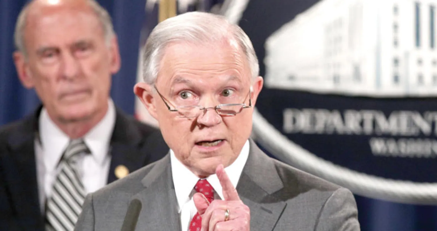 وزير العدل جيف سيشنز ورئيس الاستخبارات دان كوتس خلال مؤتمر صحافي عن التسريبات أمس (أ.ف.ب)