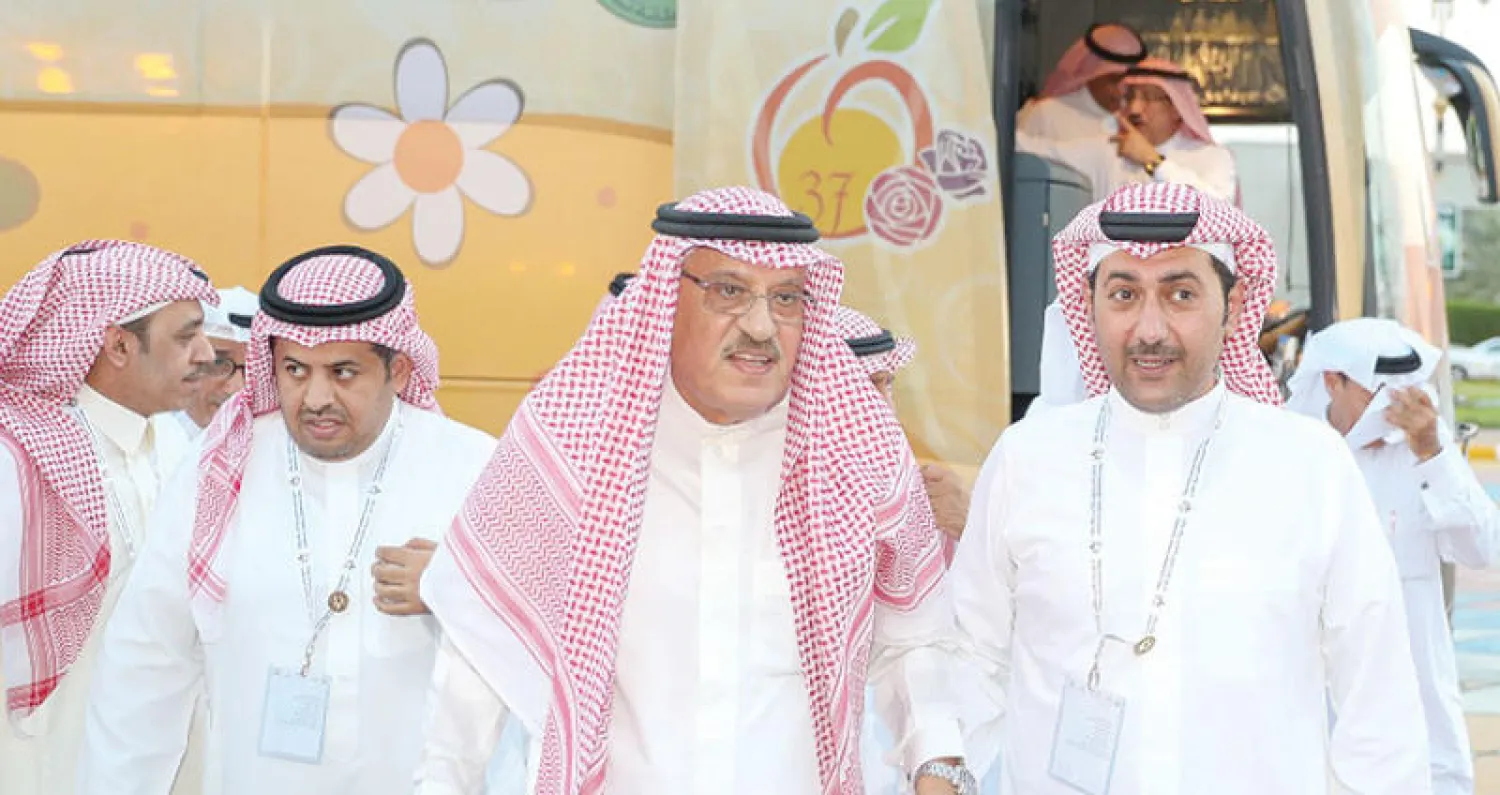 المدرب خليل الزياني مع علي الرماح خلال حضوره فعاليات بطولة تبوك الودية («الشرق الأوسط»)