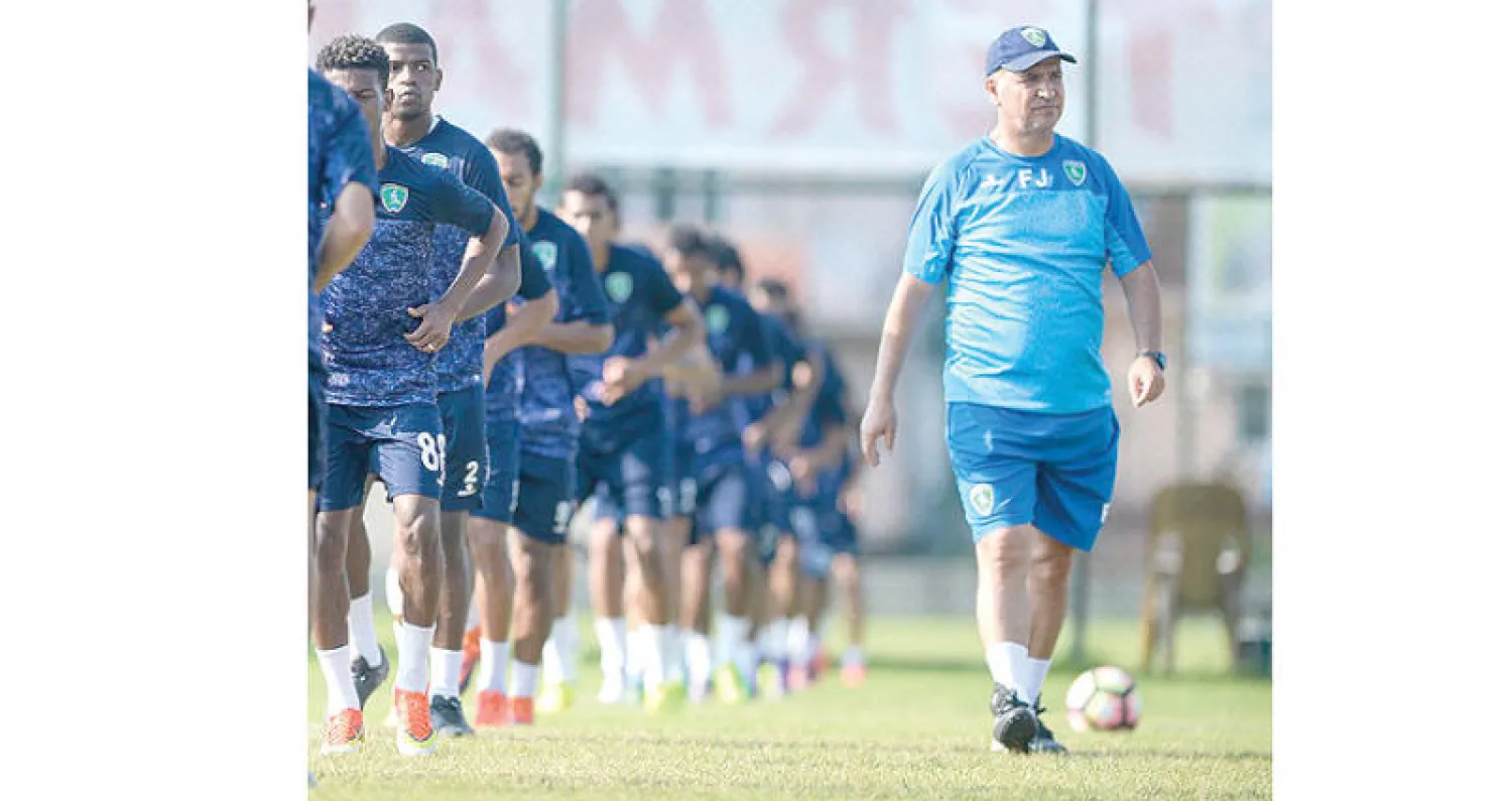 الجبال خلال قيادته إحدى الحصص التدريبية لفريق الفتح بمعسكر تركيا («الشرق الأوسط»)