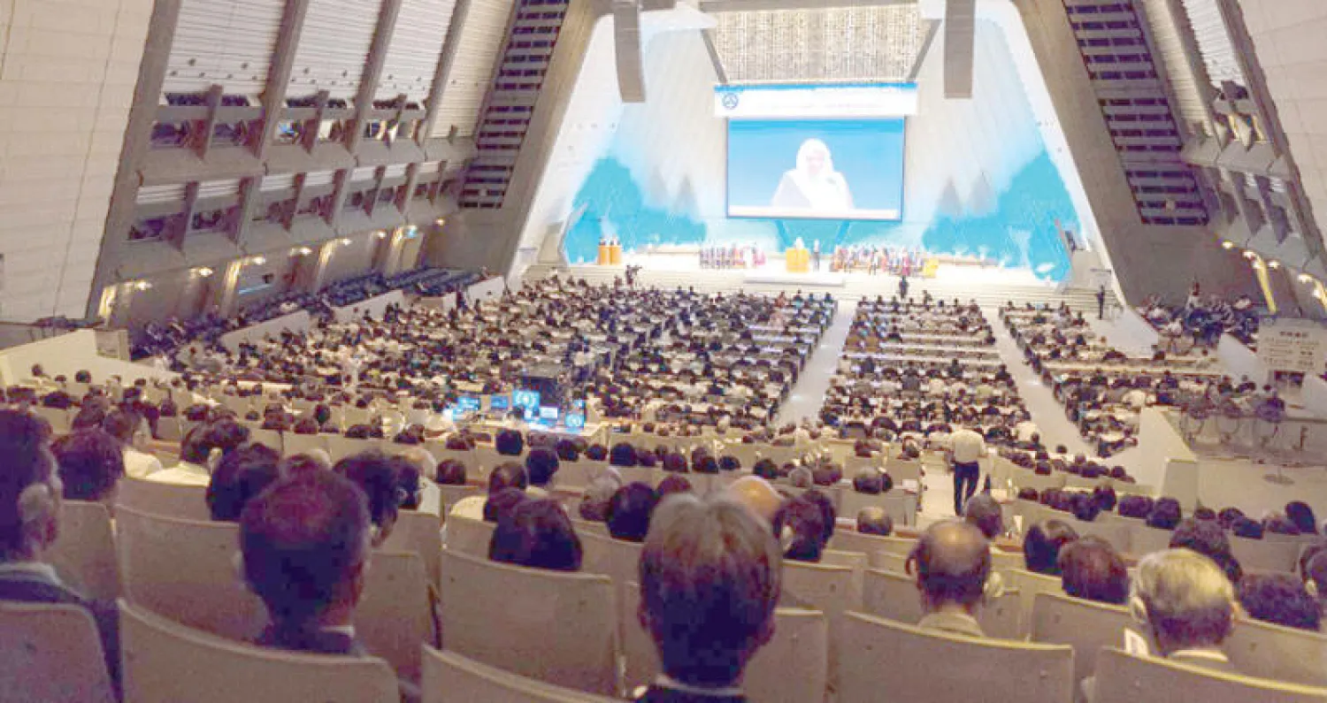 تجمع الأديان العالمي الذي عقد في اليابان ويبدو أمين رابطة العالم الإسلامي يلقي كلمته في المؤتمر («الشرق الأوسط»)