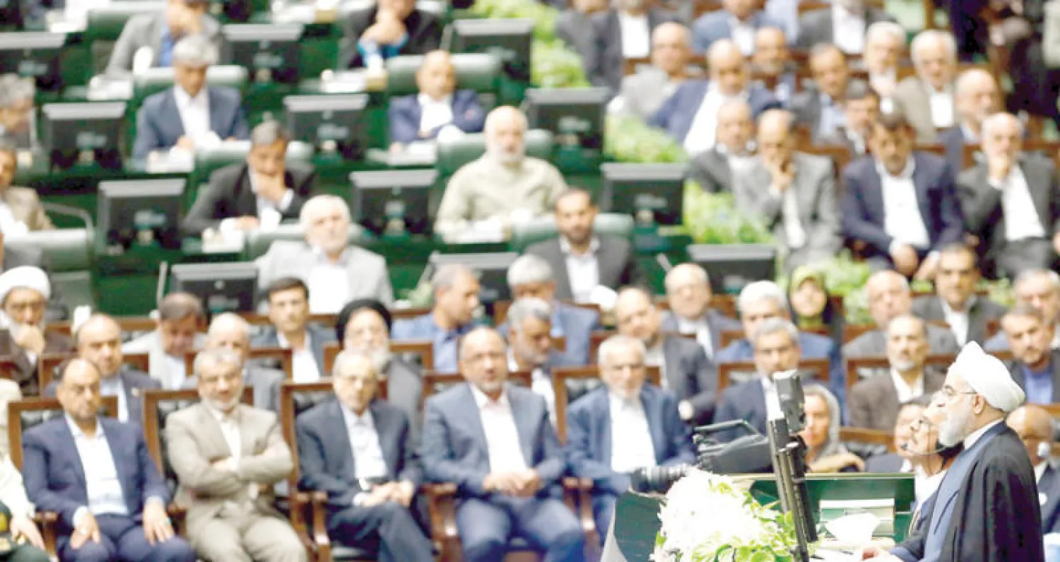 الرئيس الإيراني حسن روحاني يلقي خطابا بعد لحظات من أداء اليمين الدستورية لفترة رئاسية ثانية في مقر البرلمان  أمس (إ.ب.أ)