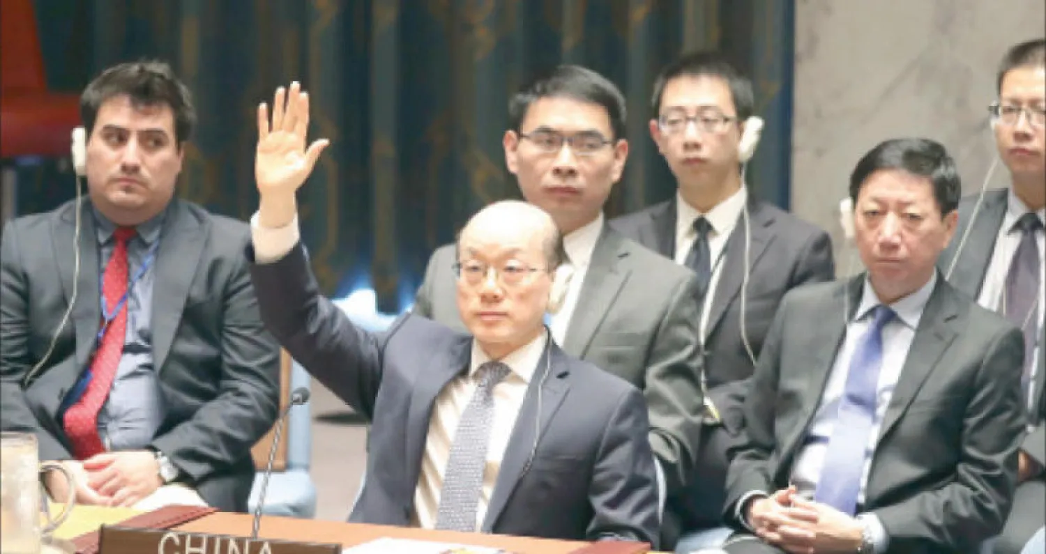 السفير الصيني لو جيي مصوتاً بنعم للعقوبات ضد كوريا الشمالية بمجلس الأمن أمس (أ.ب)