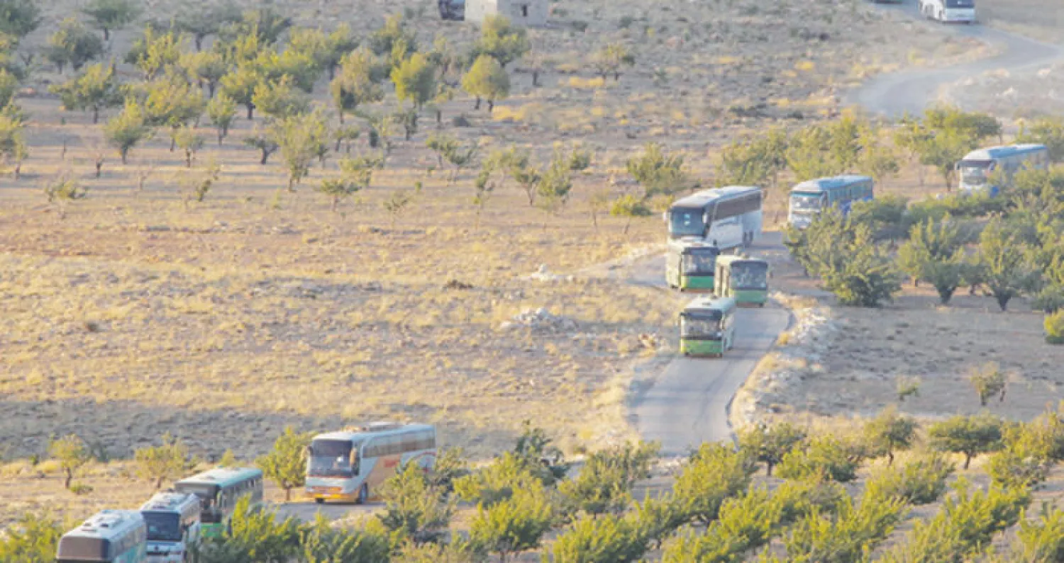 حافلات تجتاز جرود عرسال الأربعاء الماضي حاملة مقاتلي النصرة ولاجئين سوريين باتجاه الشمال السوري (رويترز)