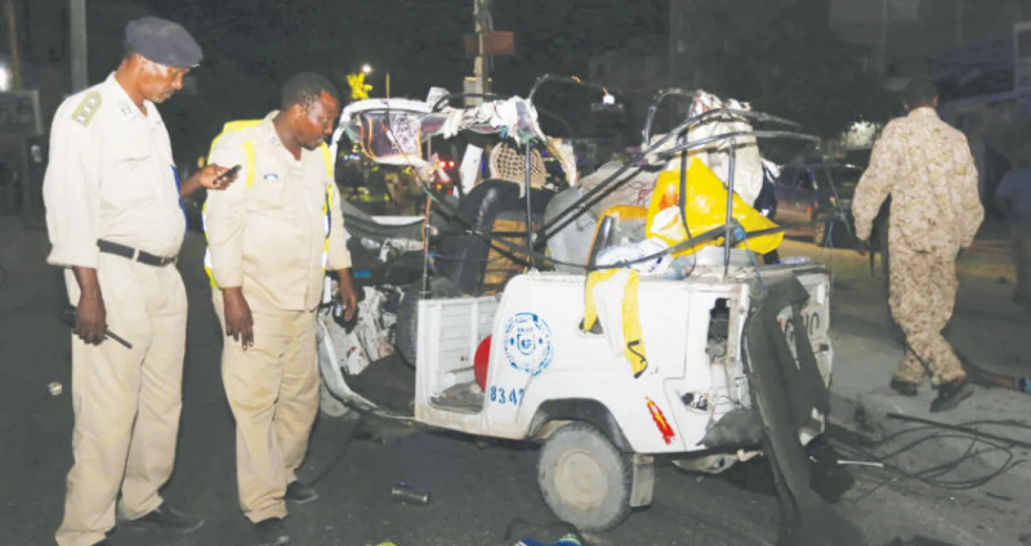 جنديان صوماليان يتفقدان آثار تفجير سيارة مفخخة أمام مستشفى دار الشفاء بالعاصمة مقديشو(رويترز)