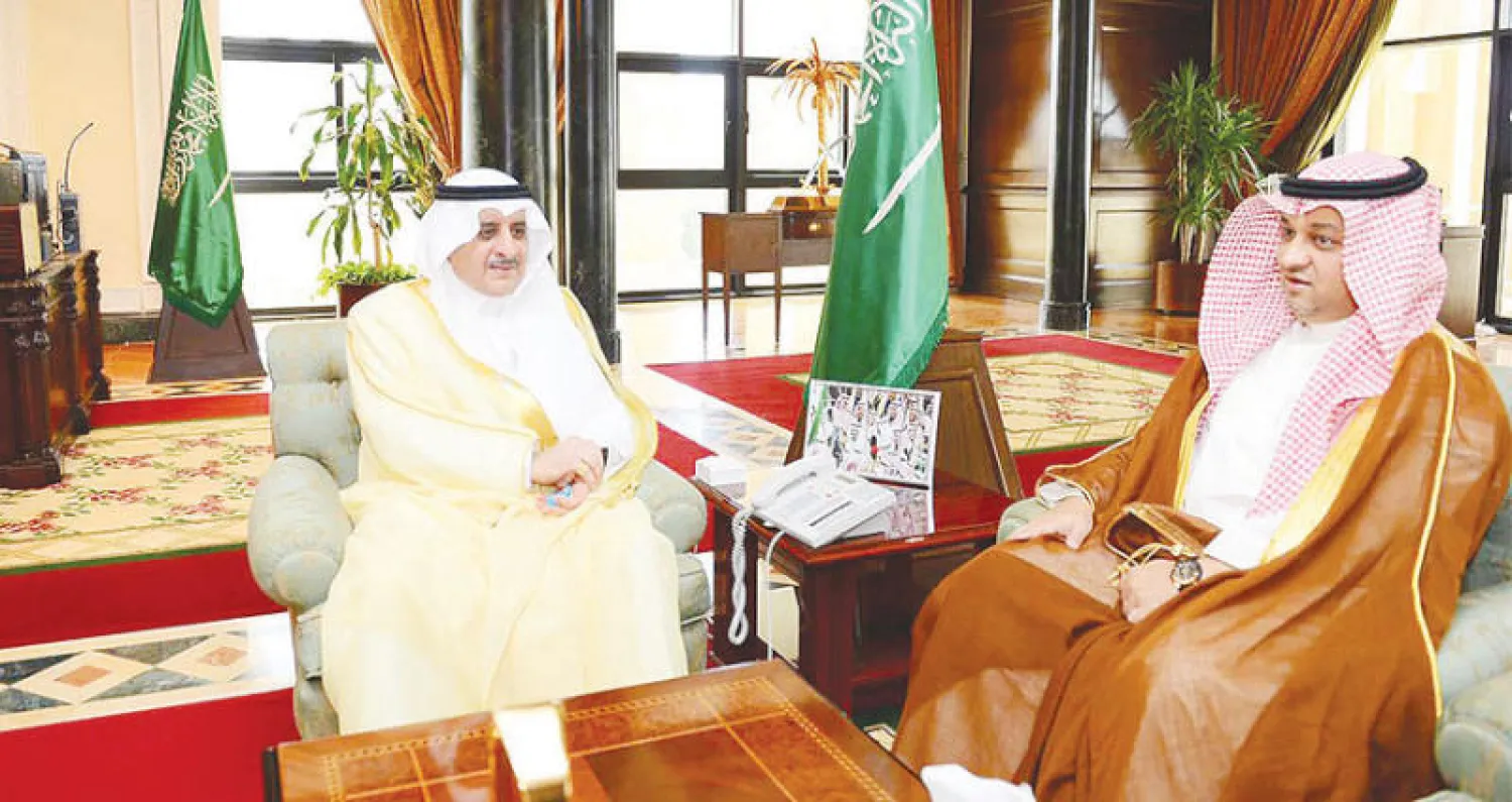 جانب من استقبال الأمير فهد بن سلطان أمير منطقة تبوك لرئيس اتحاد الكرة أمس («الشرق الأوسط»)