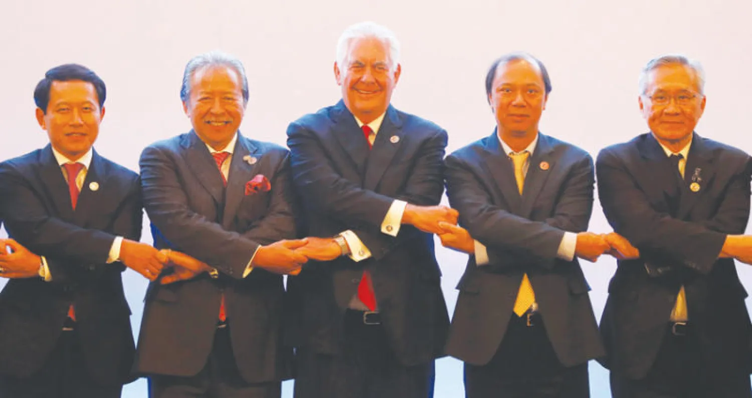 وزير الخارجية الأميركي (وسط) مع عدد من نظرائه على هامش اجتماع «آسيان» في مانيلا أمس (إ.ب.أ)