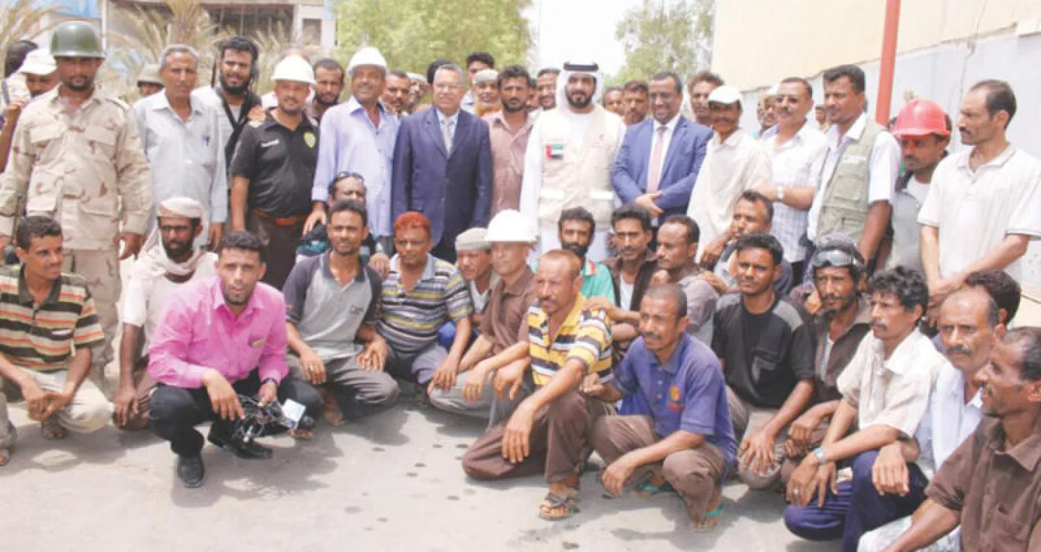 رئيس الوزراء اليمني لدى زيارته المخا أمس («الشرق الأوسط»)