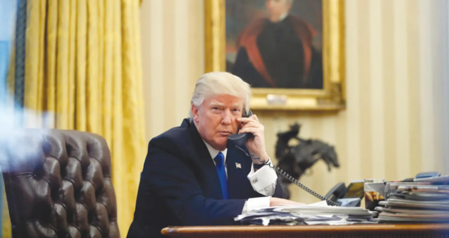 ترمب يتحدث عبر الهاتف في المكتب البيضاوي في 28 يناير 2017 (أ.ب)