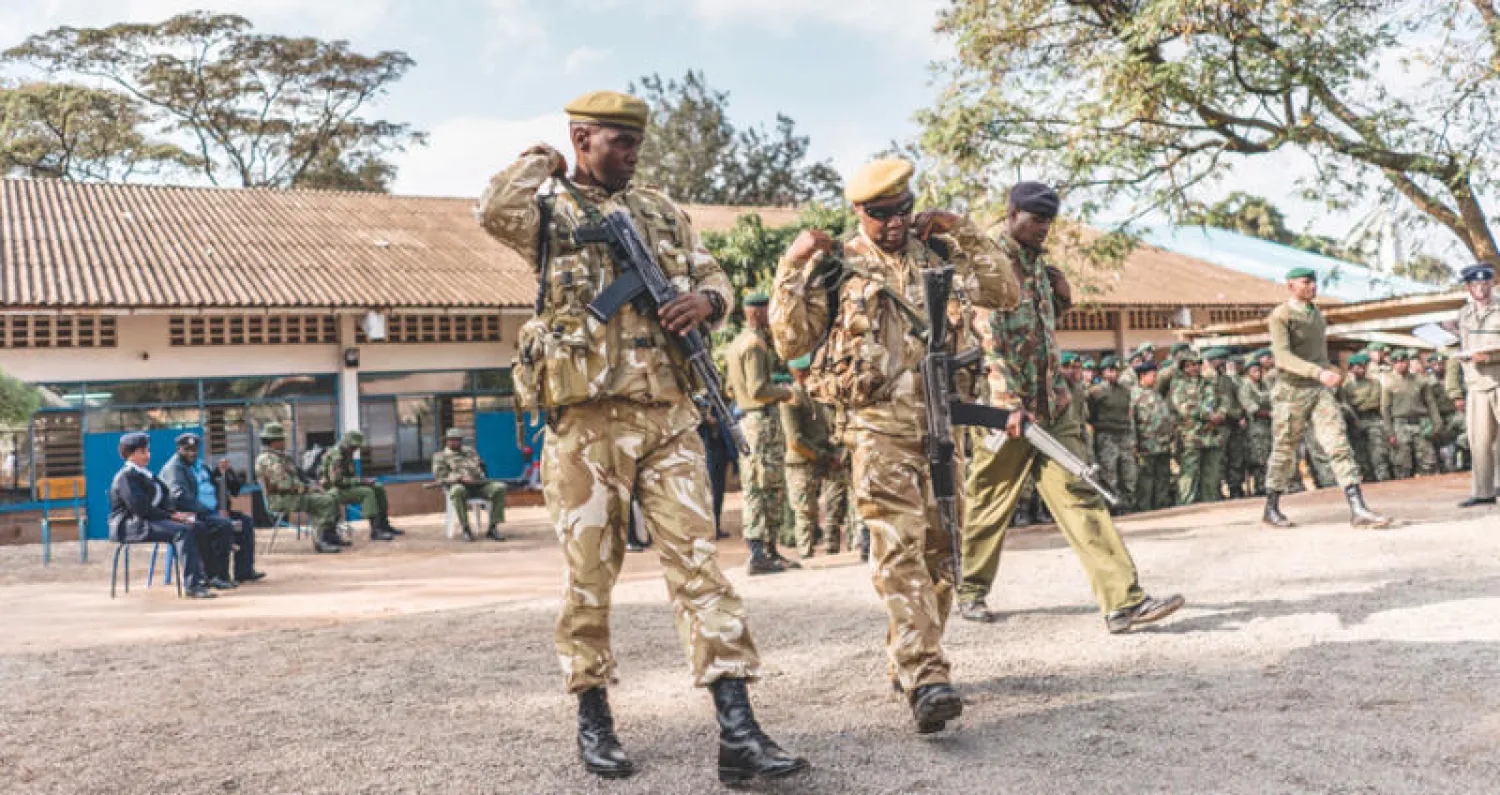 قوات أمن كينية أمام مركز اقتراع في نيروبي أمس عشية الانتخابات العامة (أ.ف.ب)