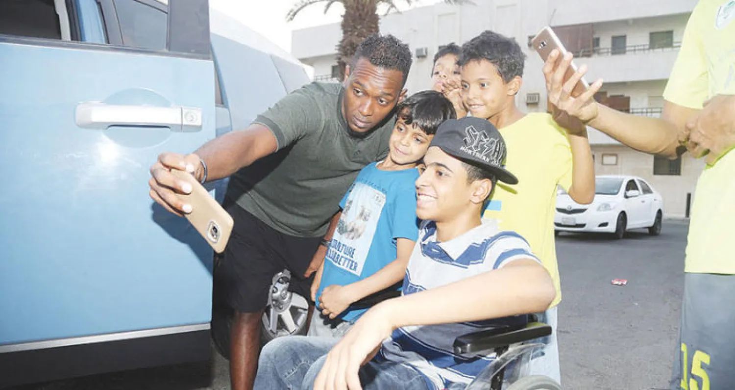 عساف القرني حارس الاتحاد يلتقط «سيلفي» مع مشجع من ذوي الاحتياجات الخاصة (تصوير: محمد المانع)