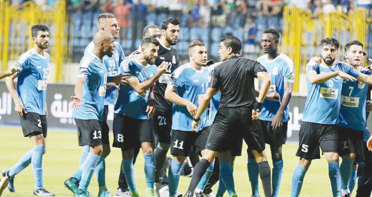 لاعبو الفيصلي أثناء اعتدائهم على حكم المباراة (تصوير: أحمد يسري)