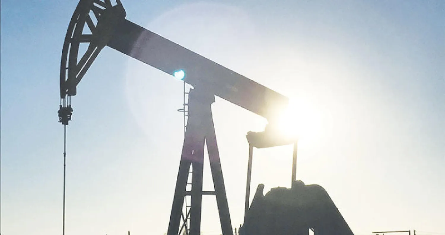 منشأة نفطية بالقرب من ميد لاند الأميركية (رويترز)