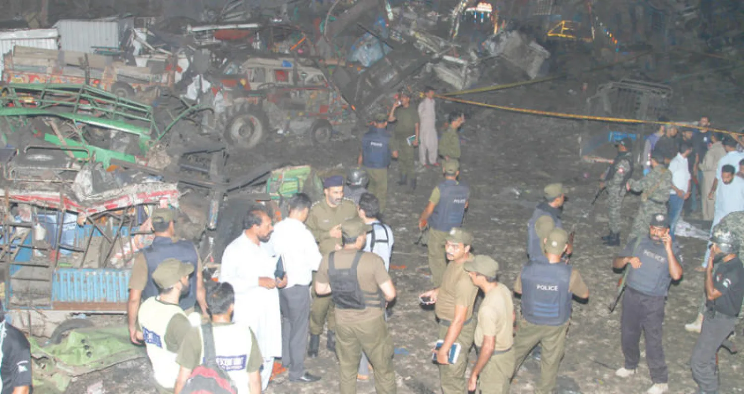 موقع التفجير في مدينة لاهور أول من أمس حيث أصيب 34 شخصاً على الأقل بجروح معظمهم من المارة (أ.ب)