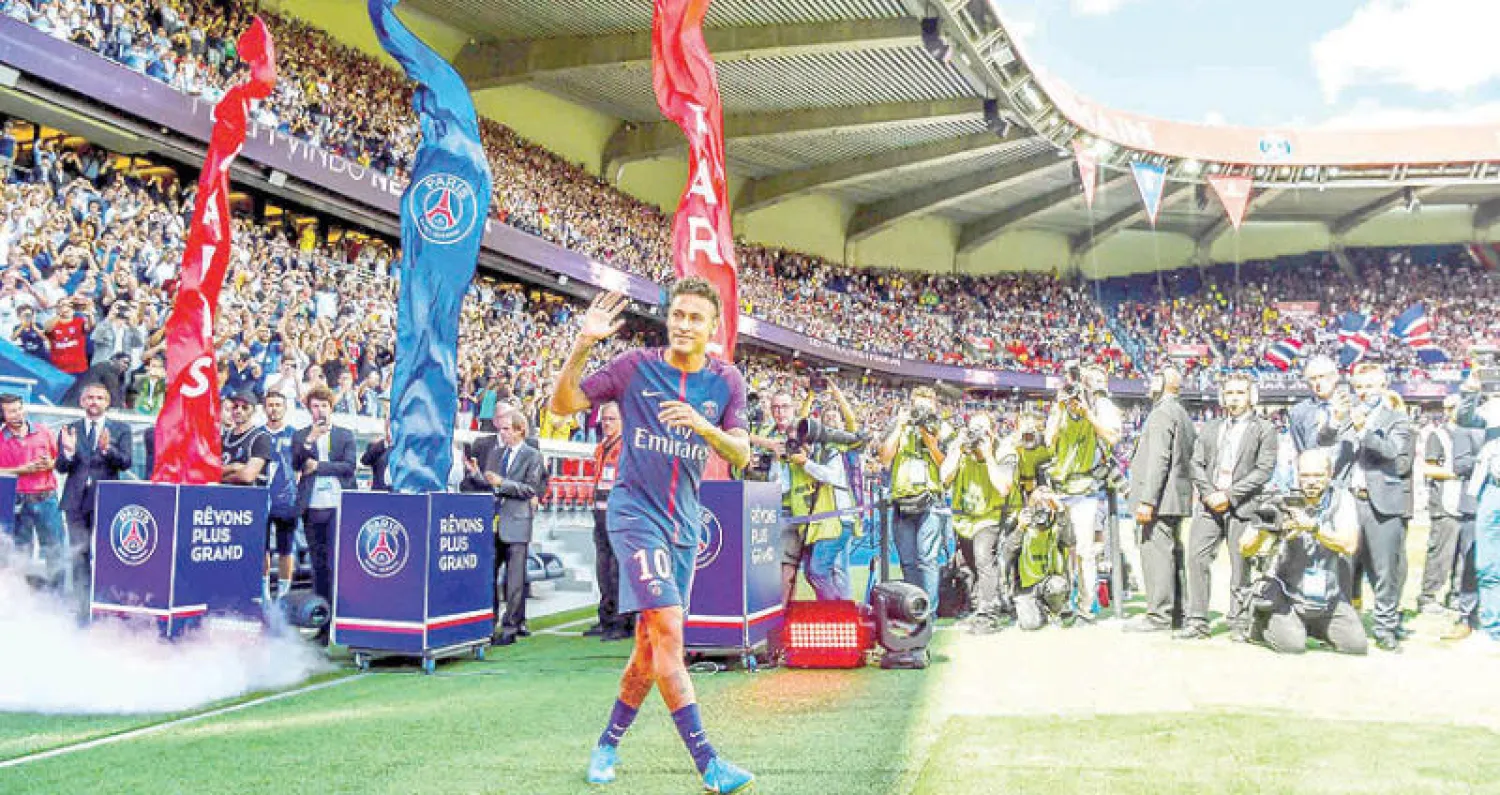 نيمار بين جماهير سان جيرمان مع انطلاقة الدوري الفرنسي الذي لم يشارك فيه بعد