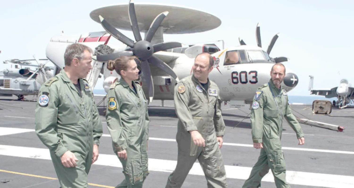 طائرة مراقبة واستطلاع بريطانية على متن حاملة الطائرات الأميركية «جورج بوش» تستعدللإقلاع من ميناء بورتسموث بجنوب إنجلترا للمشاركة في مجريات الحرب ضد «داعش» (إ.ب.أ)