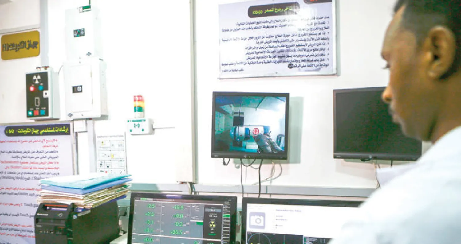 تقني طبي يعرض أجهزة الفحص بالأشعة في مركز صحي بالخرطوم (أ.ف.ب)