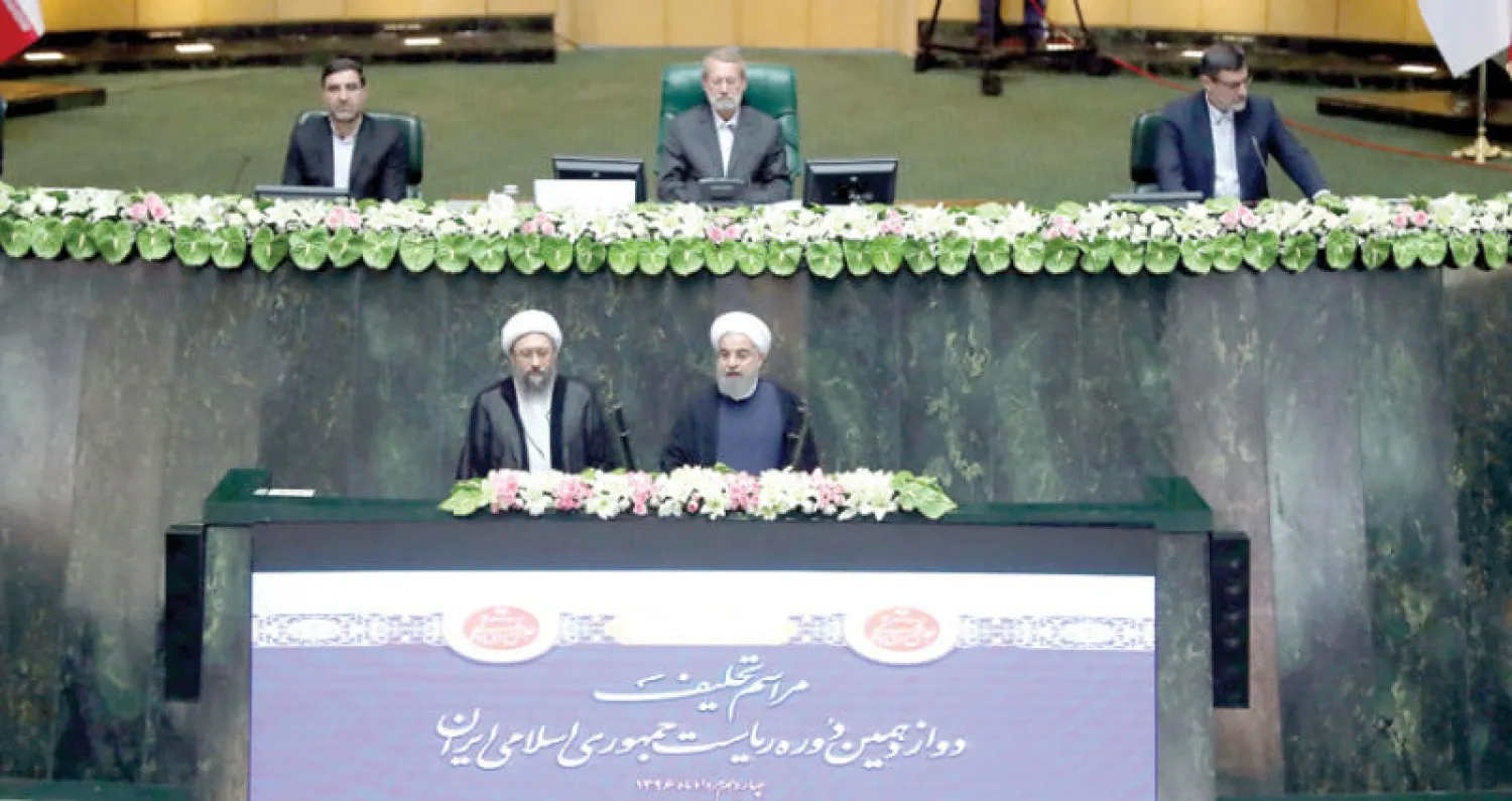 روحاني قبل لحظات من أداء اليمين الدستورية بحضور رئيس القضاء صادق لاريجاني في البرلمان السبت الماضي (رويترز)