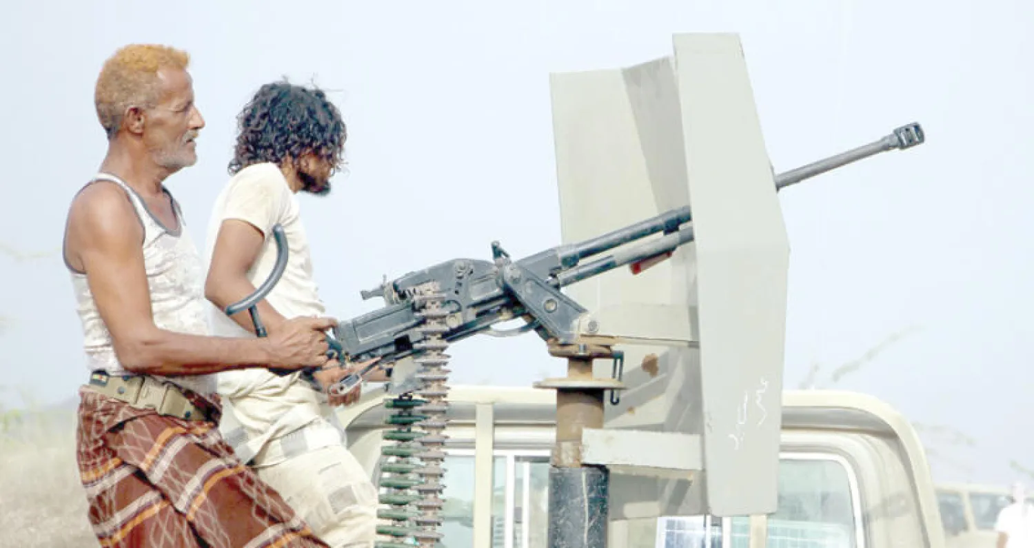 مقاتلان تابعان لقوات الشرعية خلال مواجهات مع الميليشيات في تعز (إ.ب.أ)