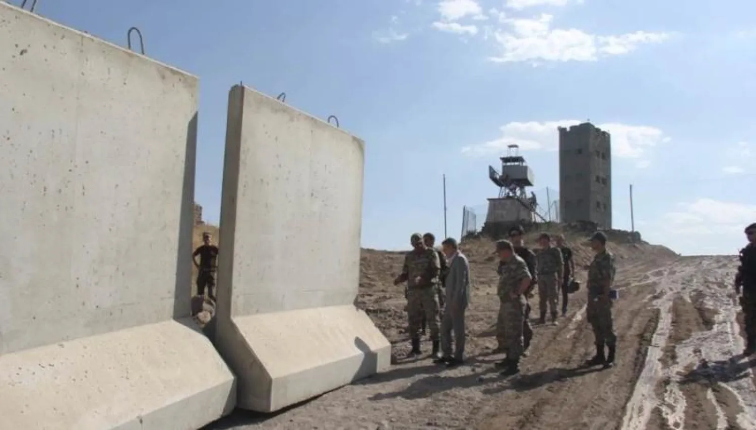 كتل اسمنتية ضخمة في موقع بناء الجدار الأمني على حدود تركيا مع إيران (الموقع الإلكتروني لمحافظة آغري)