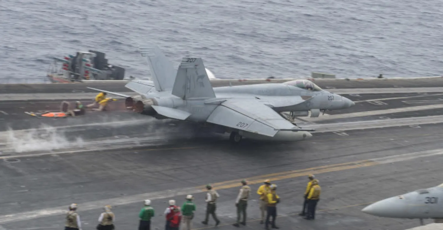 طائرة إف/إيه-18إيه سوبر هورنيت تقلع من حاملة الطائرات أوس نيميتز كفن 68 في يوليو الماضي (البحرية الأميركية)