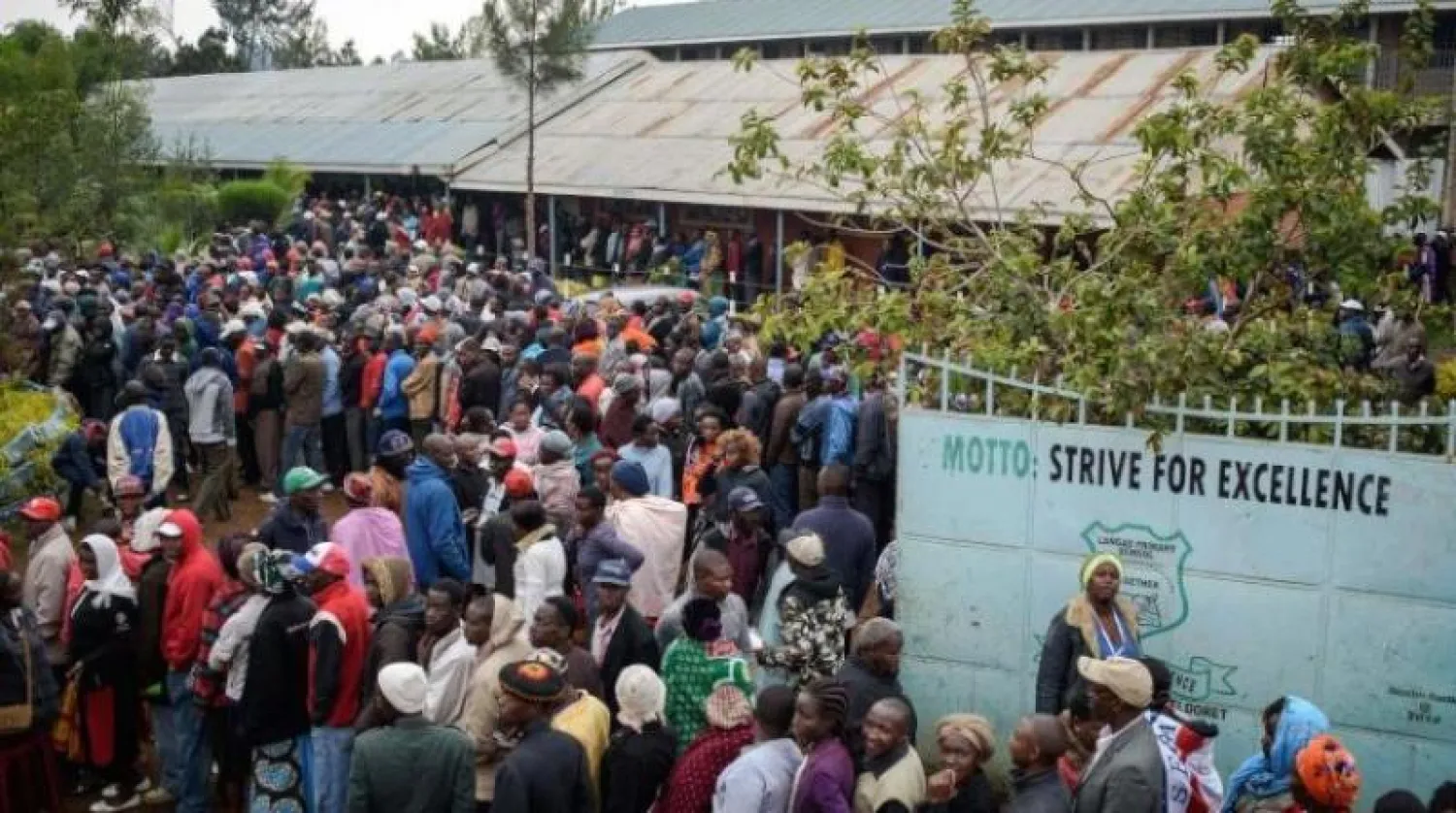 كينيون ينتظرون للإدلاء بأصواتهم في صناديق الاقتراع (أ.ف.ب)