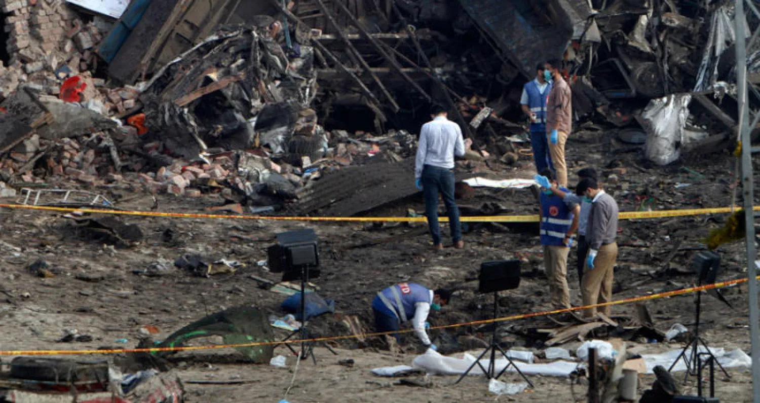 محققون باكستانيون في موقع الانفجار (أ.ب)