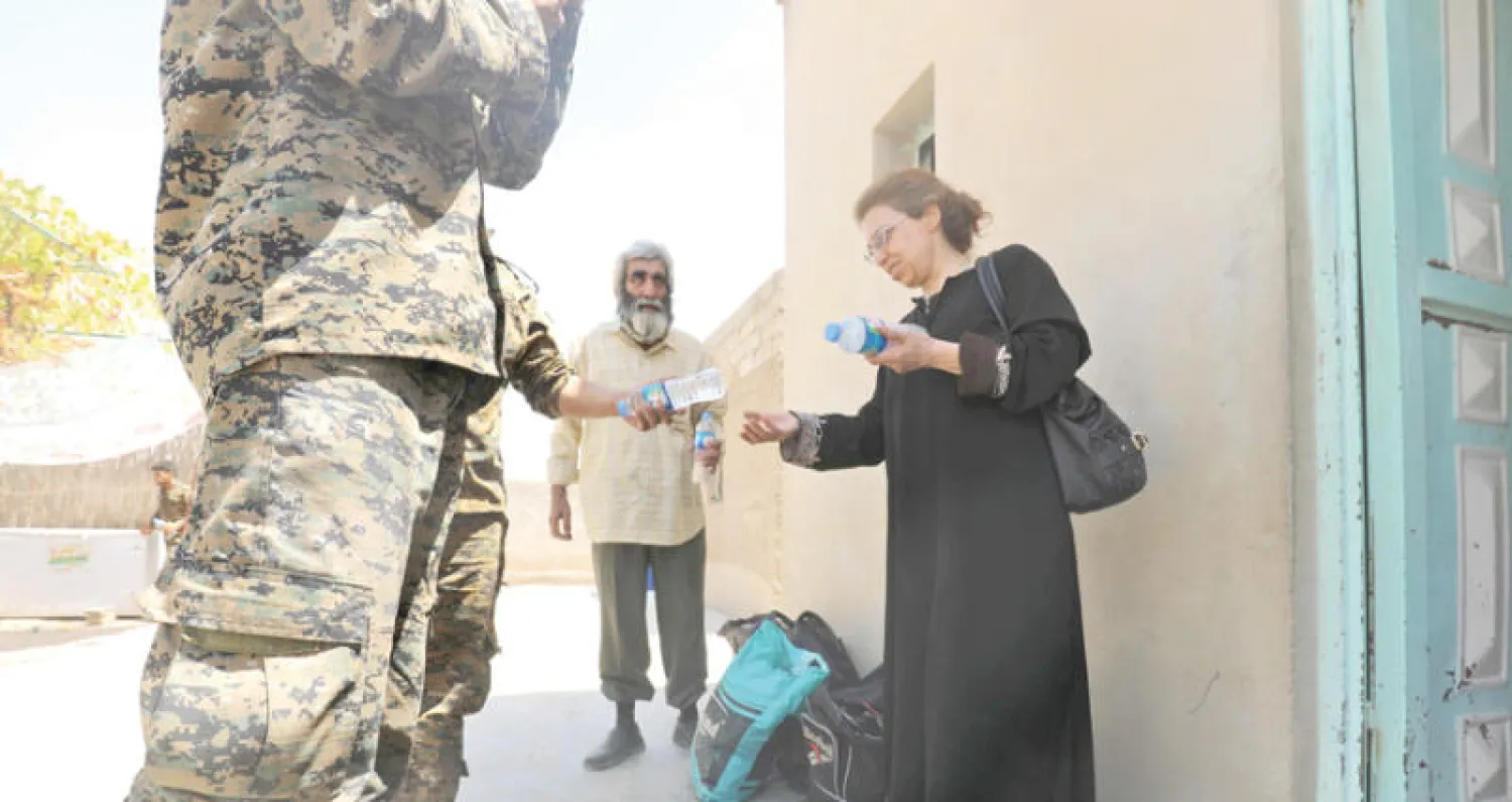 عائلة أرمنية هربت من معارك الرقة أول من أمس وصلت إلى حي الجزرة حيث تسيطر {قوات سوريا الديمقراطية} (أ.ف.ب)