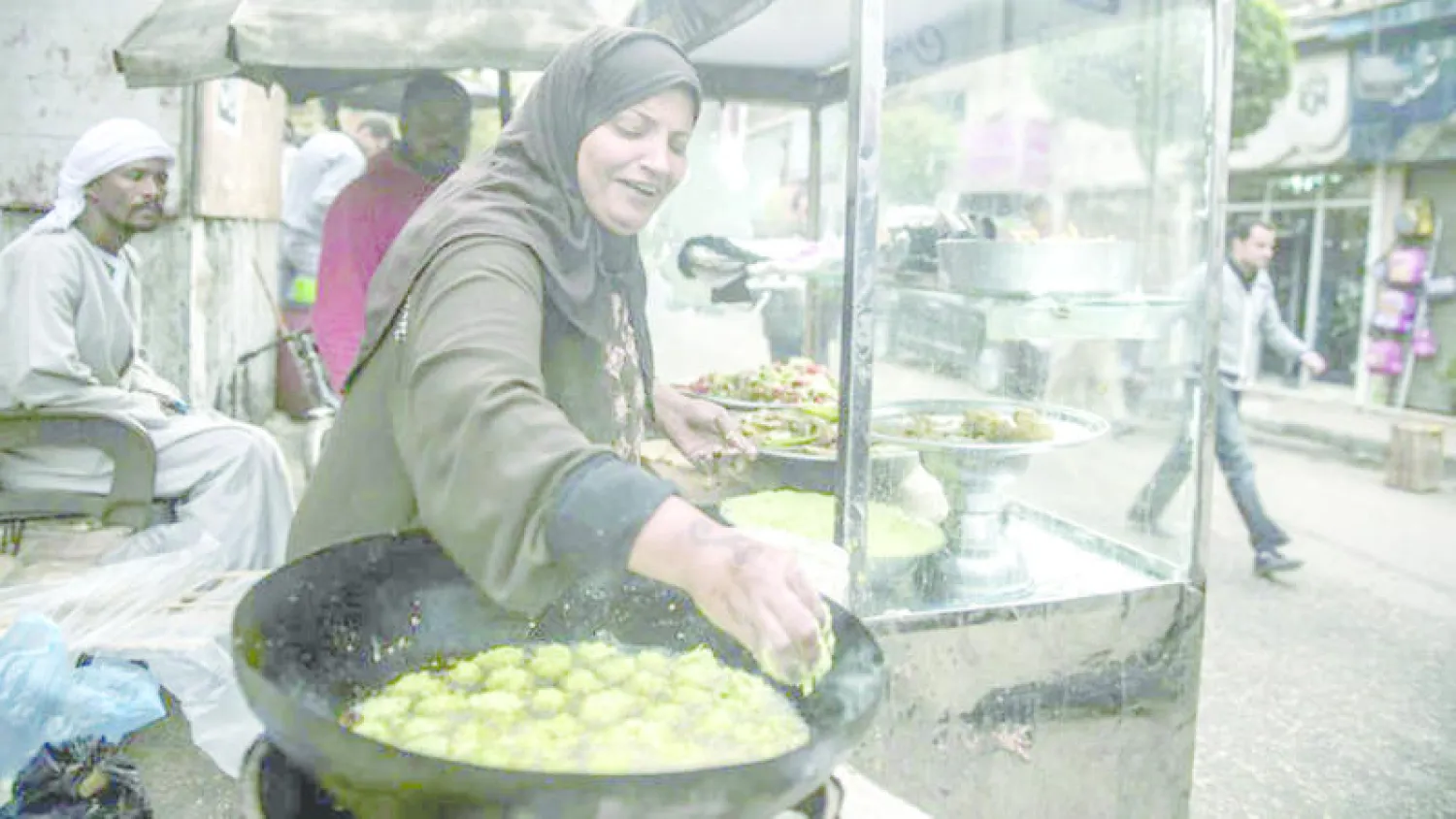 سيدة عربية تحضر الفلافل (سي إن إن)