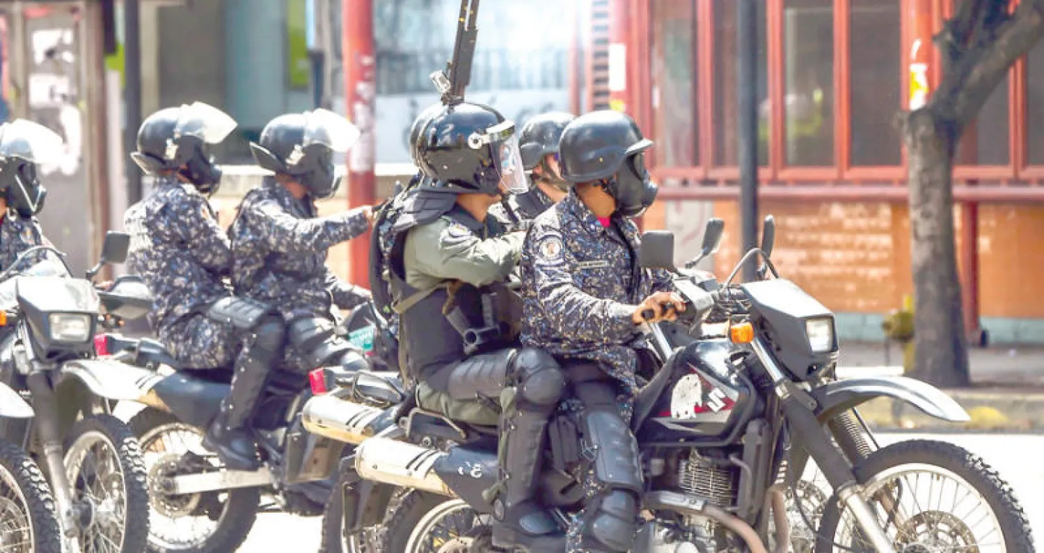 شرطة الدراجات النارية خلال تفريقها مظاهرة للمعارضة في شوارع كاراكاس الثلاثاء (أ.ف.ب)