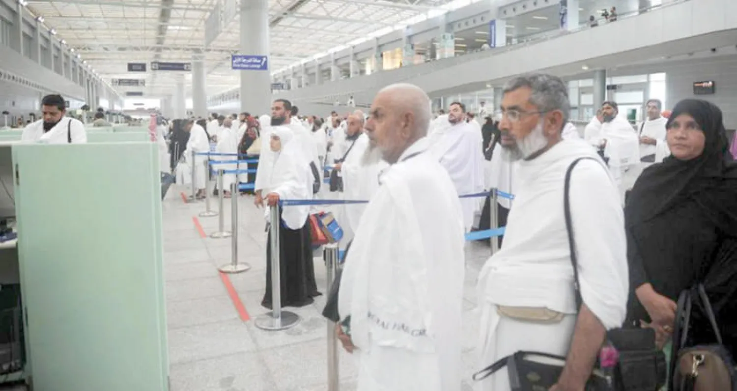 حجاج لدى وصولهم إلى مطار الملك عبد العزيز في جدة لأداء مناسك الحج («الشرق الأوسط»)