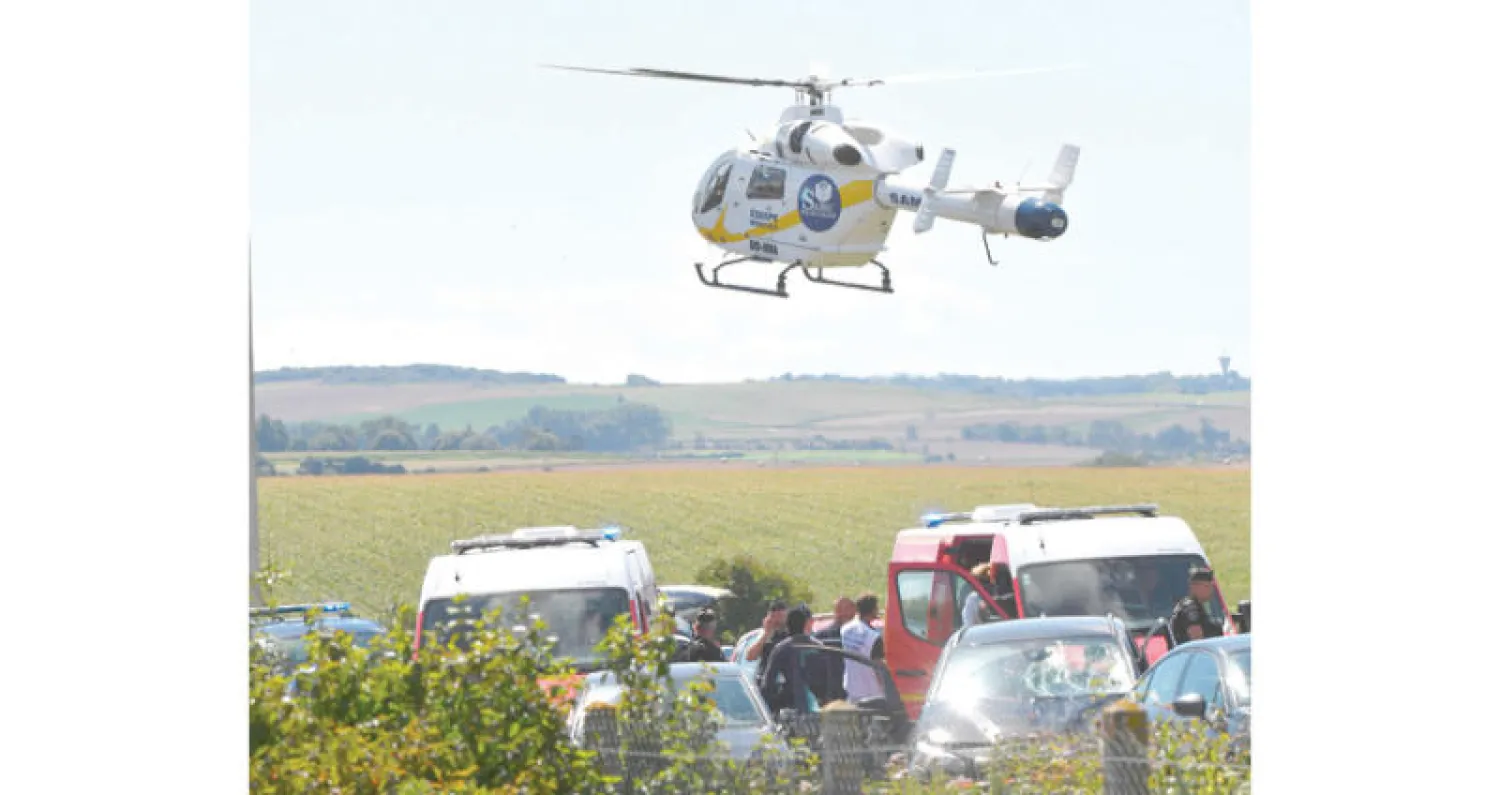 وصول مروحية لإسعاف رجال الأمن عقب الاعتداء أمس (أ.ف.ب)