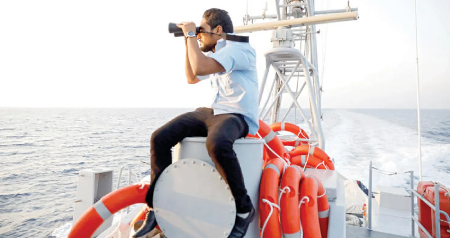 أحد أفراد خفر السواحل الليبية يقوم بمهامه في مياه المتوسط  (رويترز)