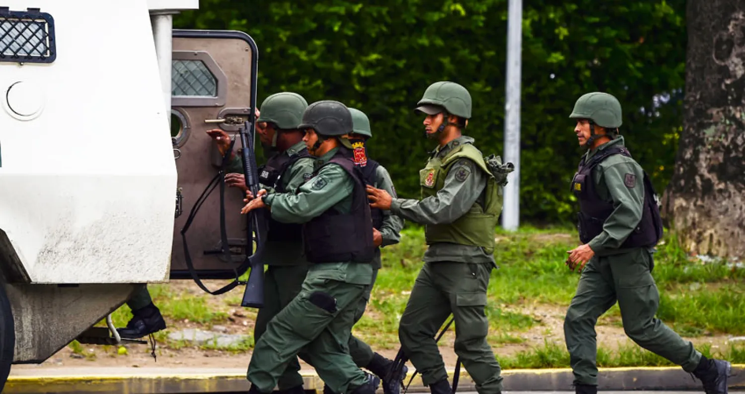 عناصر الحرس الوطني الفنزويلي يجوبون الشوارع لصد الاحتجاجات المناهضة للحكومة (أ.ف.ب)