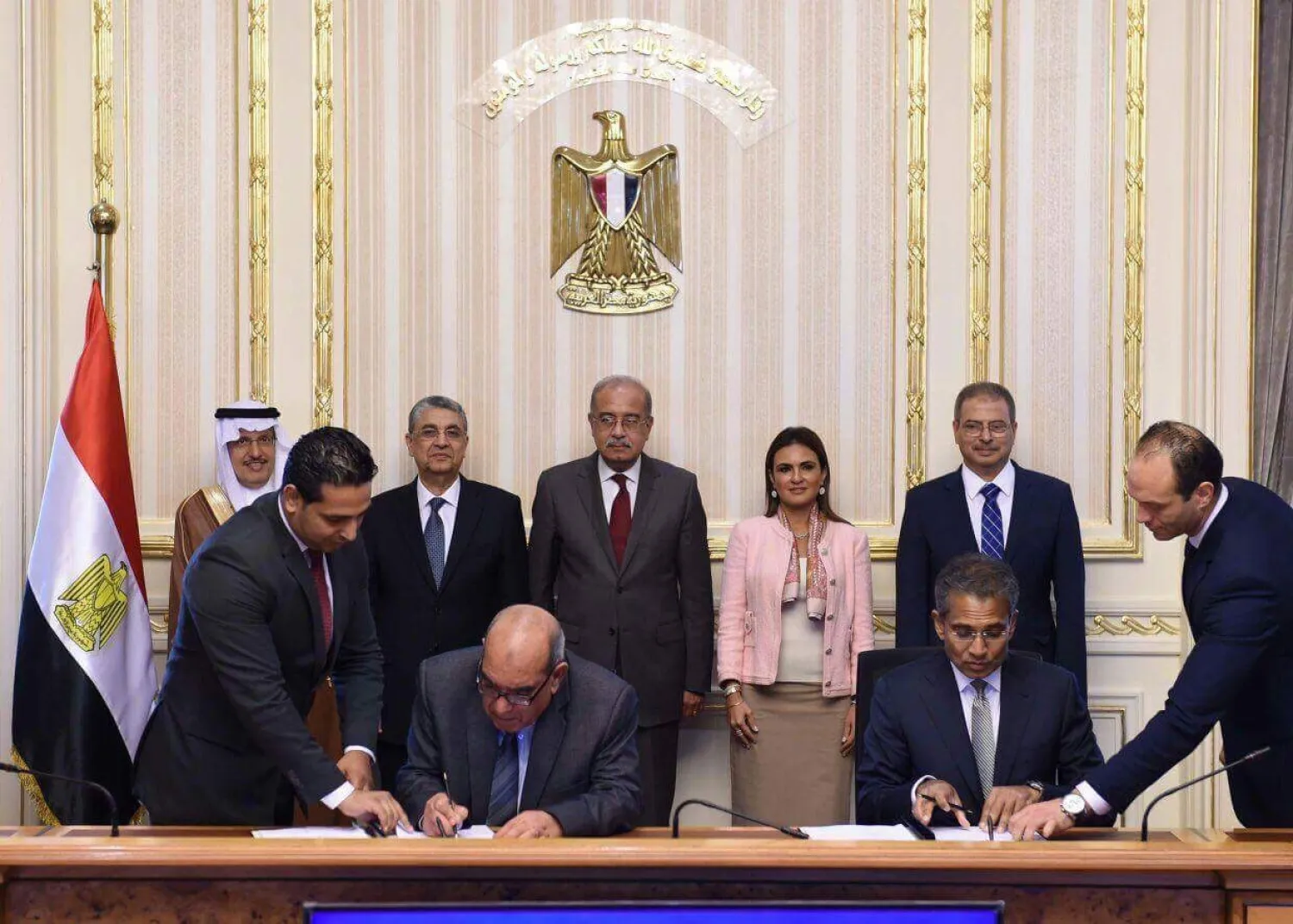 رئيس الوزراء المصري ووزيرا الكهرباء والاستثمار ورئيس شركة «أكوا باور» أثناء توقيع الاتفاق ({الشرق الاوسط})
