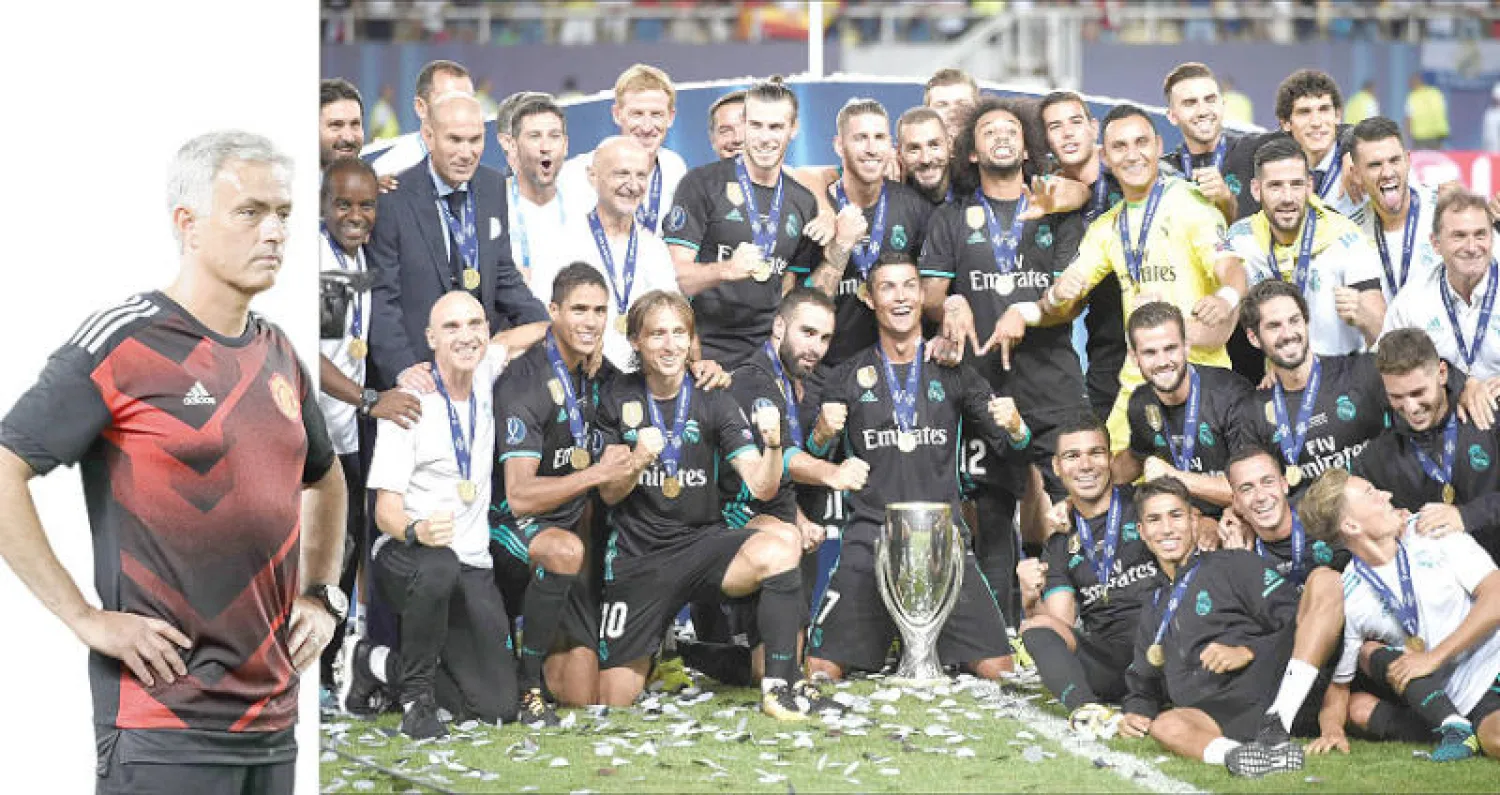 لاعبو ريال مدريد يحتفلون بكأس السوبر الأوروبية (أ.ف.ب) - مورينيو مستاء  من النتيجة (أ.ب)