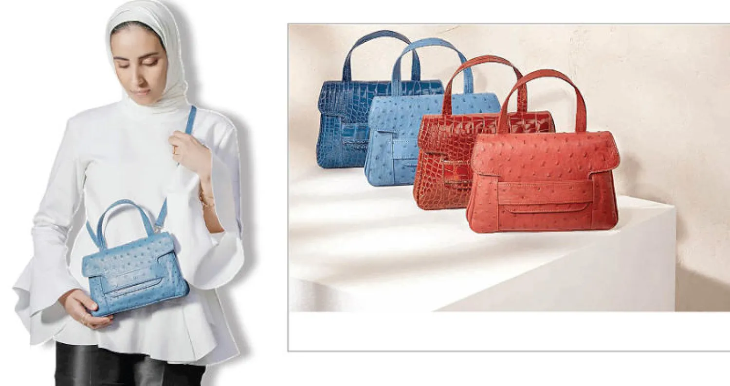مجموعة «أريا» بمسكة يد - حنان الجبر تحمل حقيبة من تصاميمها