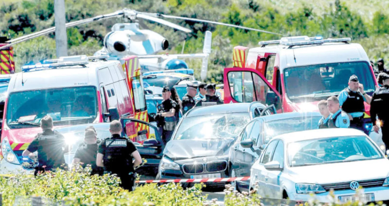 رجال الأمن يحيطون بسيارة منفذ حادث الدهس في العاصمة باريس عقب إيقافه أول من أمس (أ.ف.ب)