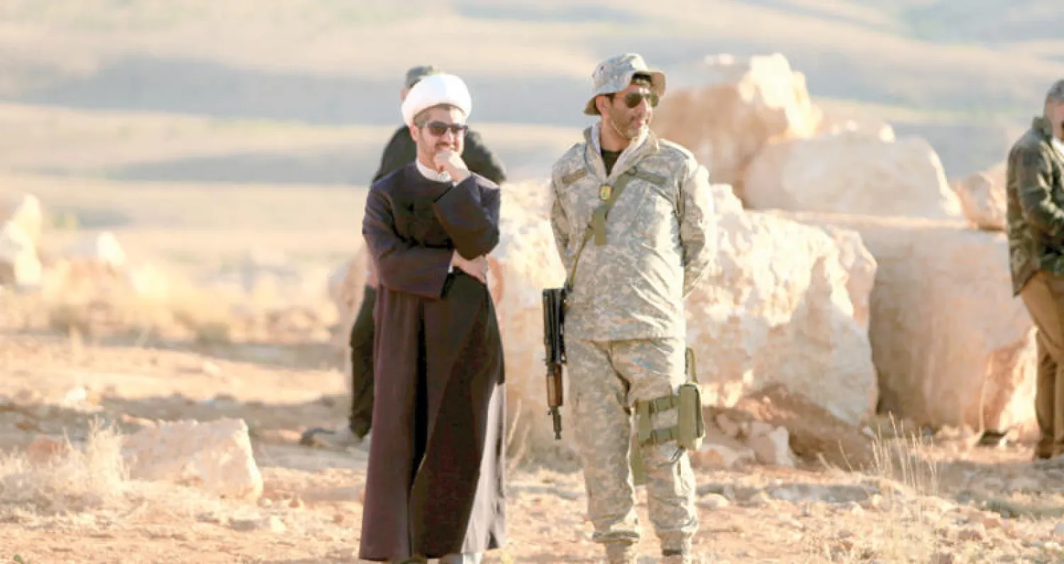 شيخ ومقاتل من «حزب الله» اللبناني في جرود عرسال المحاذية للحدود اللبنانية - السورية (رويترز)