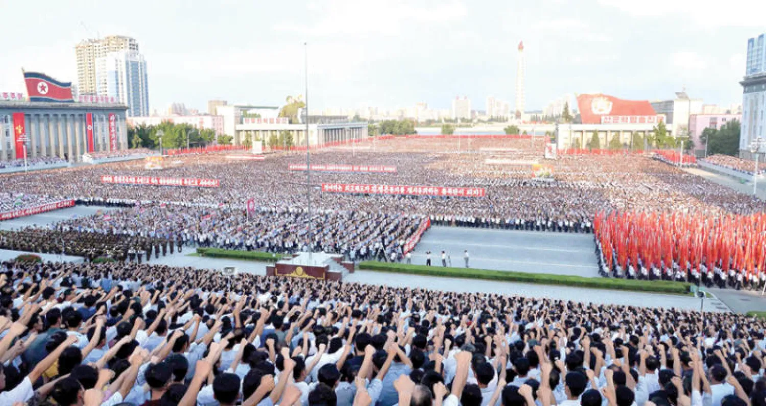 صورة نشرتها وكالة الأنباء الكورية الشمالية أمس للعرض الذي نظم في ساحة بيونغ يانغ الرئيسية أول من أمس (أ.ف.ب)