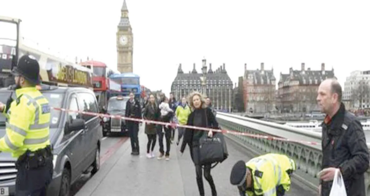 عناصر من شرطة اسكتلنديارد أمام مجلس العموم عقب حادث الدهس مارس الماضي («الشرق الأوسط»)