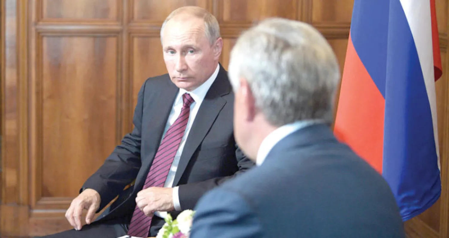 الرئيس الروسي بوتين (يسار) مع رئيس أبخازيا راؤول خادجنبا في بلدة بيتسوندا (إ.ب.أ)