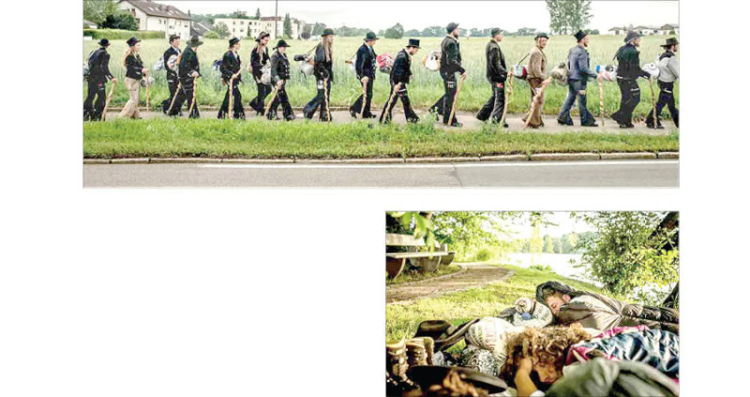 حين يكون الطقس دافئا ينام الرحالة في المتنزهات وغيرها من الأماكن العامة (نيويورك تايمز) - العمال الرحالة يتميزون بارتداء سراويل فضفاضة من الأسفل مصنوعة من قماش قطني مخملي وقمصان رياضية بيضاء وسترات ملونة (نيويورك تايمز)