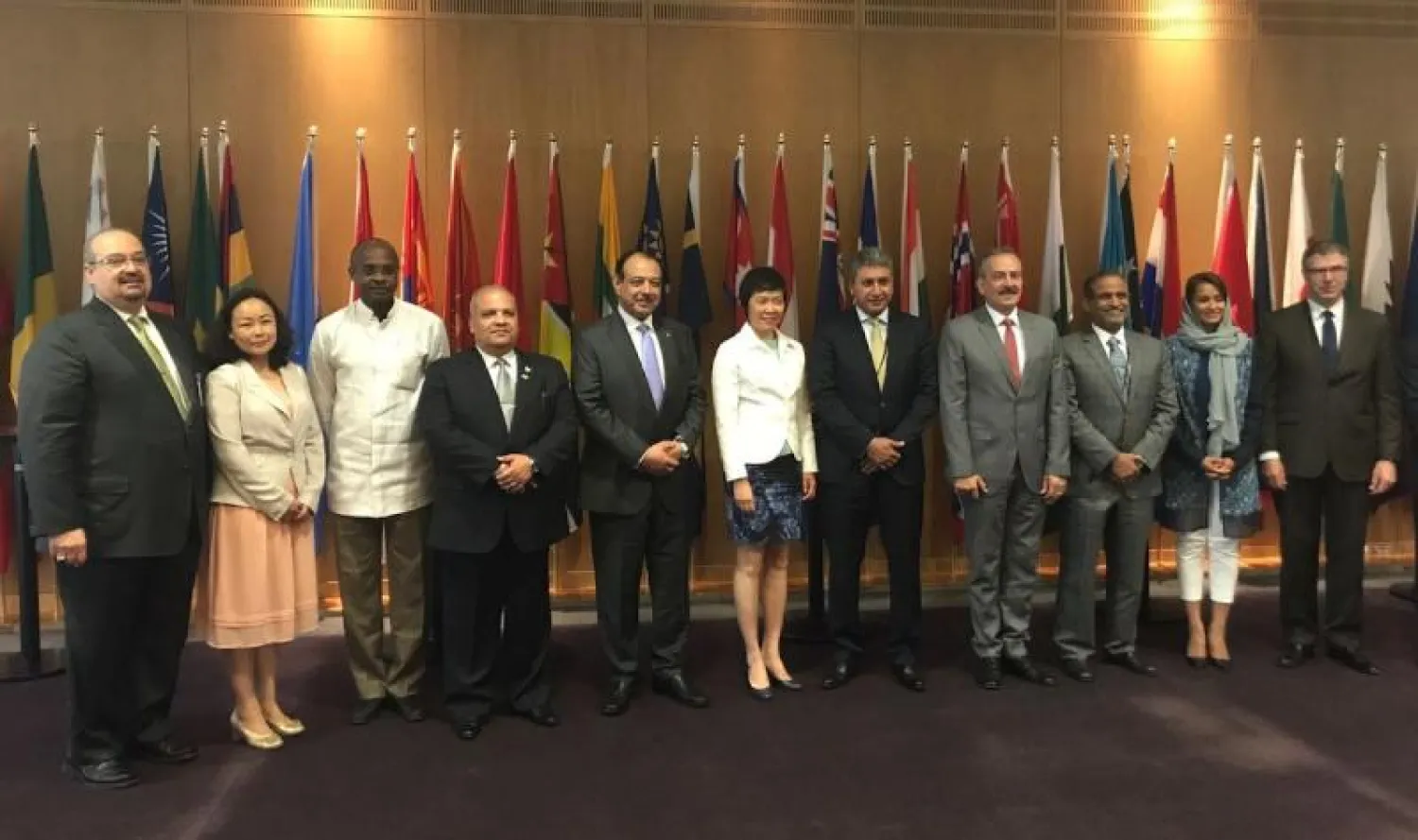 وفود الدول المقاطعة لقطر والأمينة العامة لمنظمة "الايكاو" وموظفي الأمانة بعد اجتماع سابق («الشرق الأوسط»)