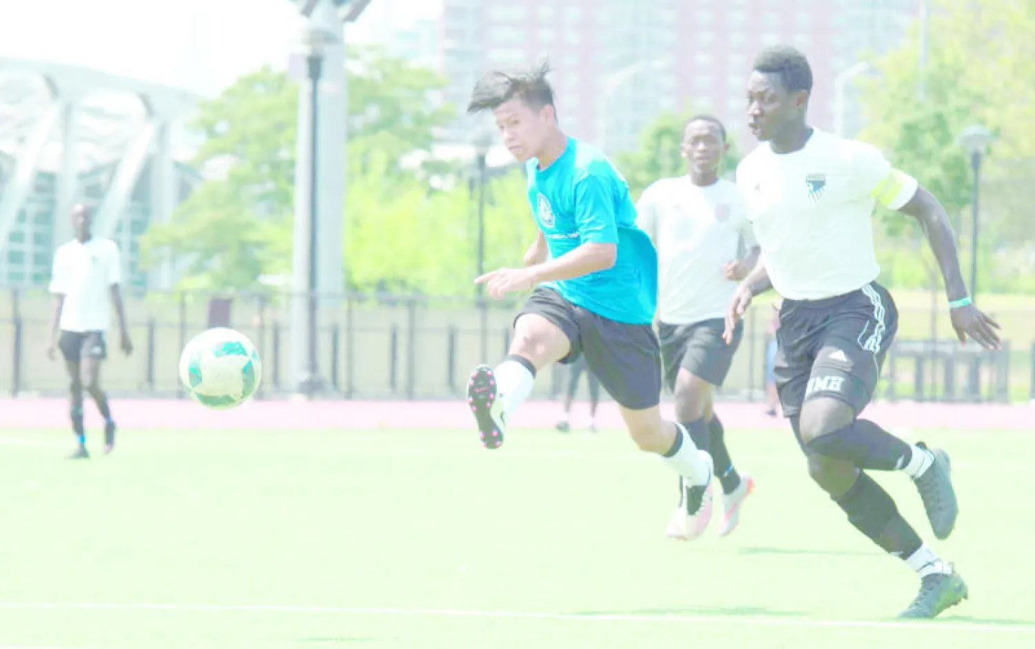  تركض خلف الكرة وهدفك الأساسي الفوز (أ.ف.ب) 