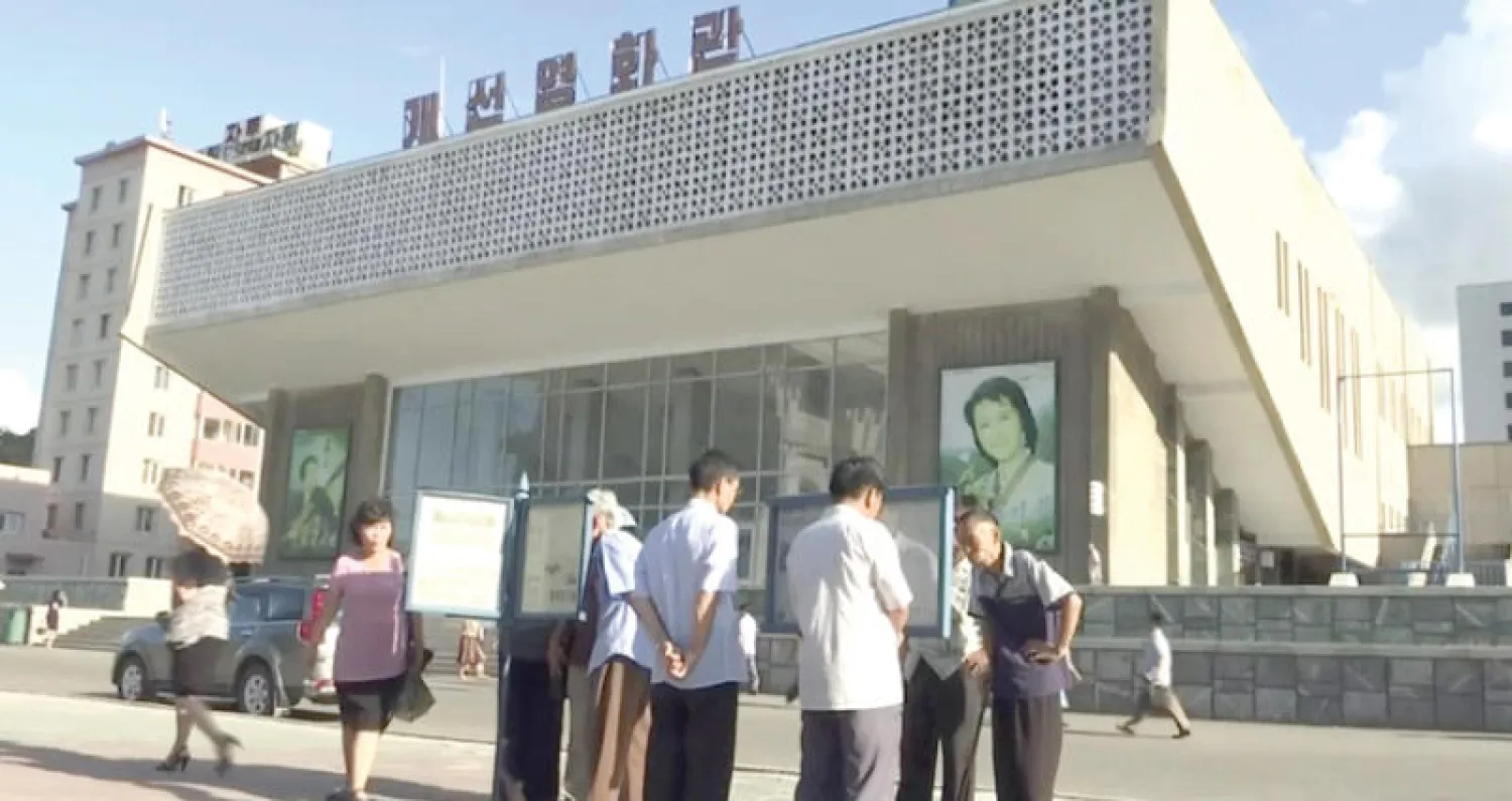 كوريون شماليون يتابعون الصحف المعروضة في أحد شوارع في بيونغ يانغ (أ.ب)