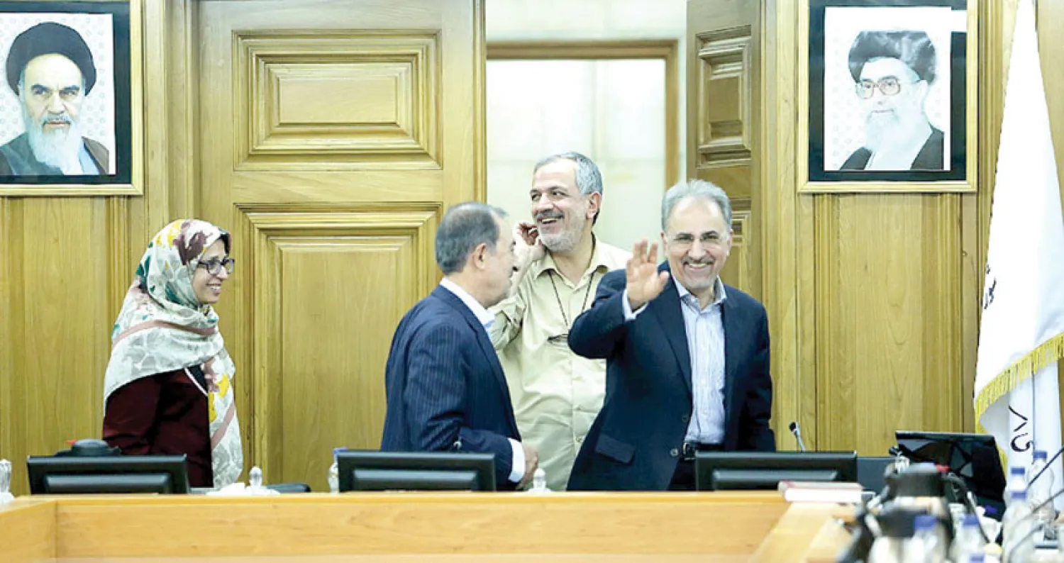 المرشح النهائي لمنصب عمدة العاصمة الإيرانية محمد علي نجفي يلوح بيده إلى الصحافيين في مقر بلدية طهران أمس (إيلنا)