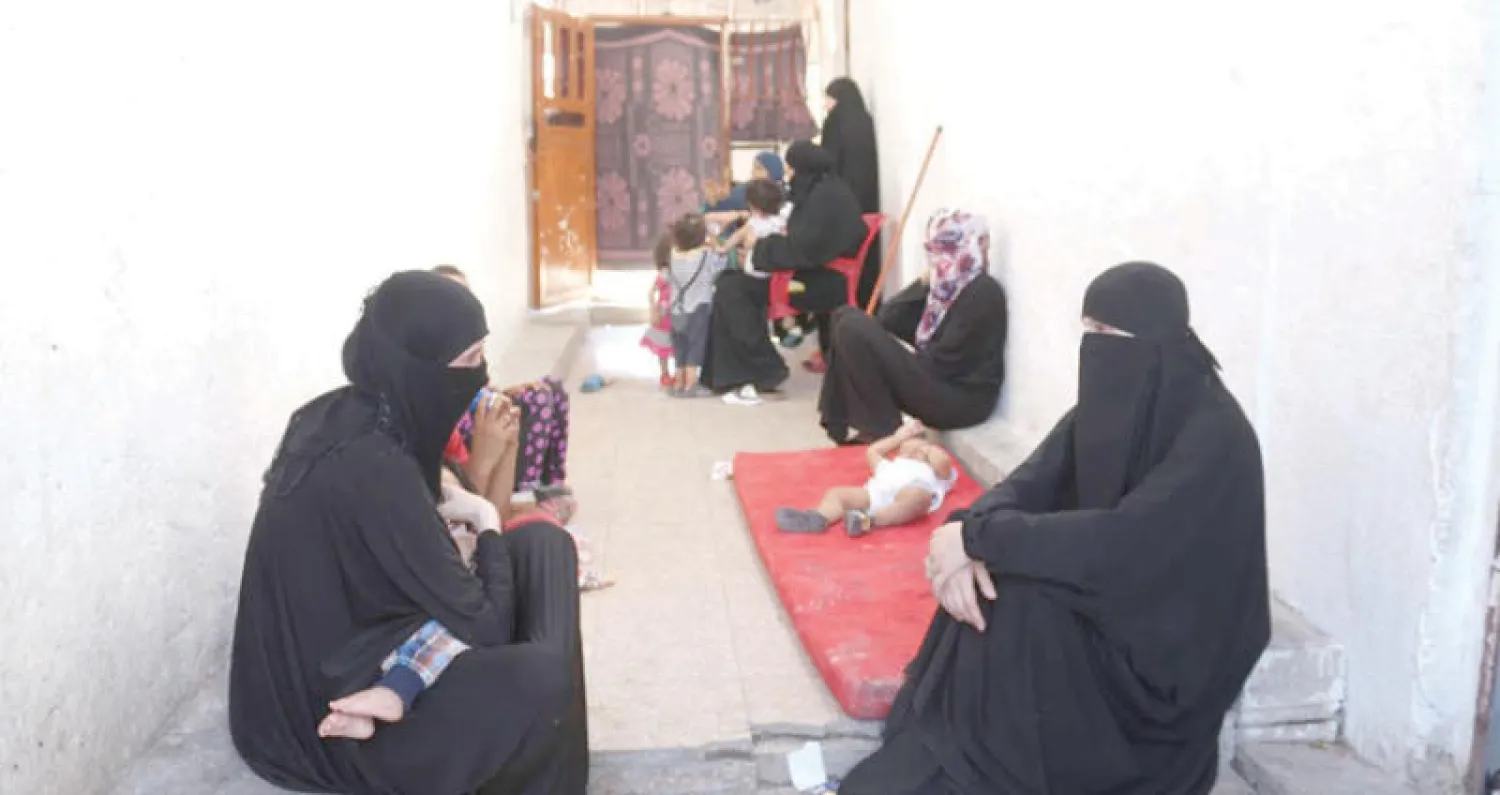 سوريات مع أطفالهن في غرفة بمخيم عين عيسى، مكان احتجاز نساء عناصر «داعش» («الشرق الأوسط»)