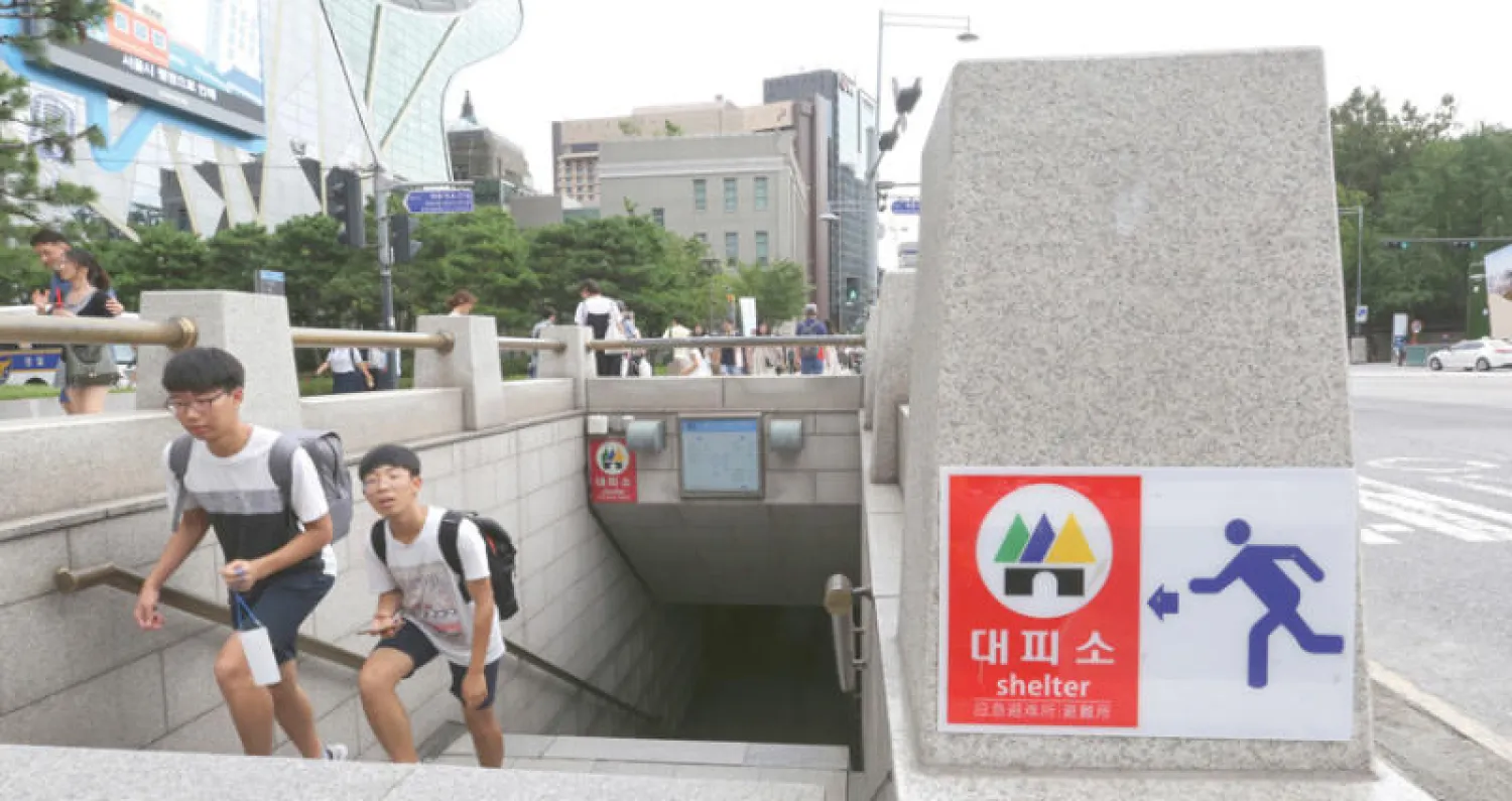 تعليمات تشير إلى الملاجئ في سيول بكوريا الجنوبية تحسبا لاندلاع حرب نووية مع الجارة الشمالية (أ.ب)