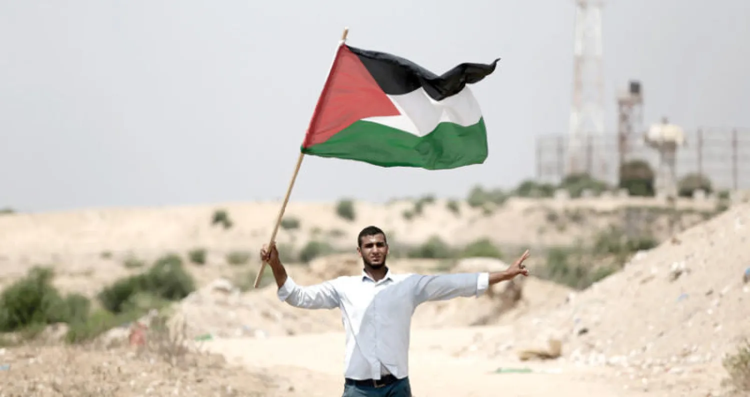 في ظل انتشار البطالة وقلة فرص العمل أصبح جل شبان غزة يبحثون عن أي فرص لمغادرة الوطن (إ.ب.أ)